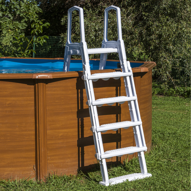 Escalera de piscina en jardin