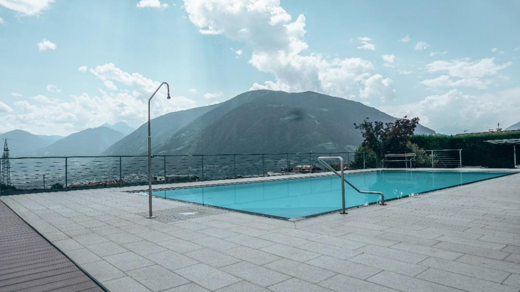 Piscina con ducha de acero inoxidable