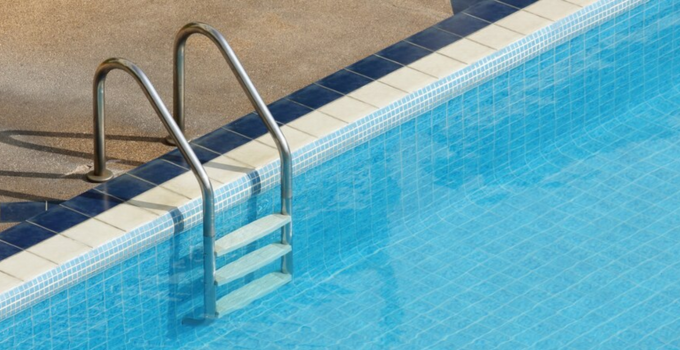 escalera piscina seguridad